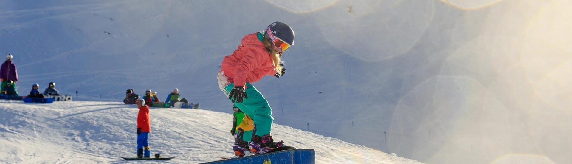 Snowboardlessen voor kinderen (vanaf 7 jaar) voor alle niveaus met Ski School ESKIMOS Saas-Fee.
