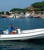 Vue du bateau semi-rigide Sea Water 450 que vous pouvez louer avec notre location de bateau à Arbatax (jusqu'à 2 personnes) avec Flamar Vacanze Arbatax.