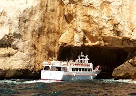 Le bateau de Navisarda utilisé pour l'Excursion aux grottes de Neptune depuis Alghero entre dans la grotte.