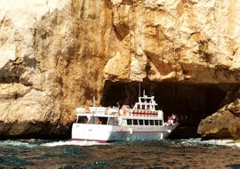 Barca della Navisarda utilizzata per il Transfer da Alghero alla Grotta di Nettuno fotografata mentre entra nella grotta.