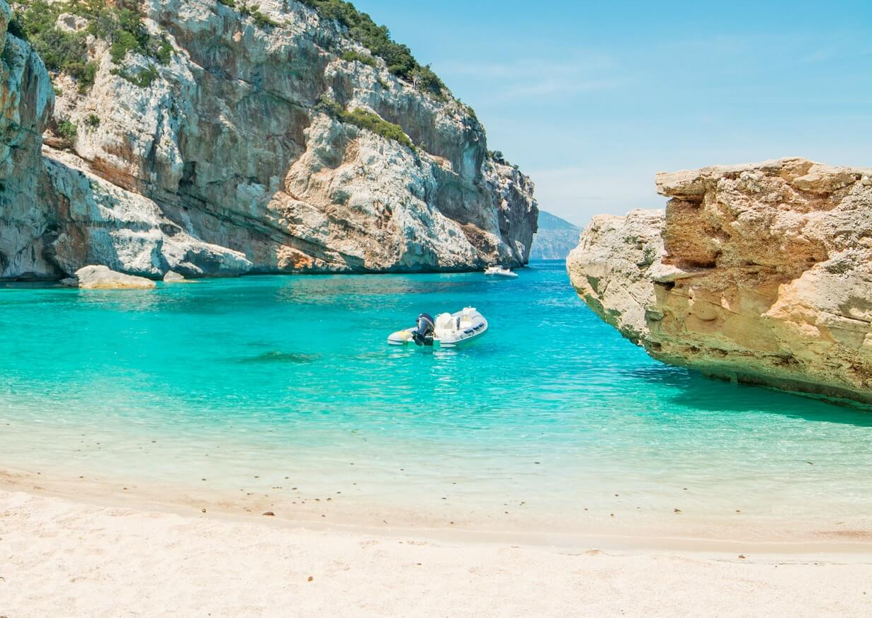 Sicht auf das Boot im klaren Wasser bei der Bootstour zum Golf von Orosei ab Arbatax mit Flamar Vacanze Arbatax.