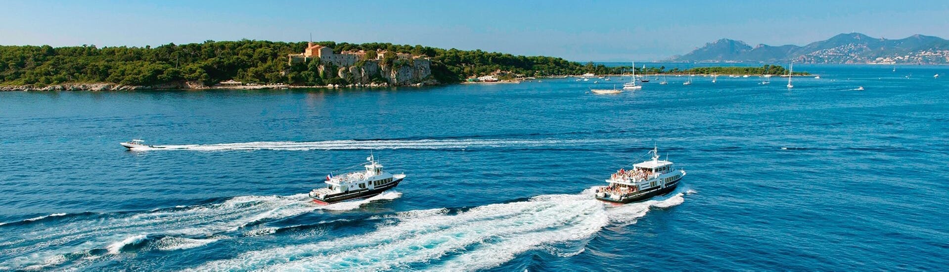 Vista de los barcos durante el traslado en barco de Cannes a la isla de Sainte-Marguerite con Trans Côte d'Azur.
