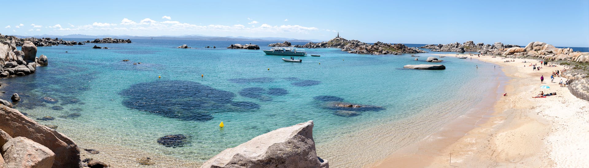 Überblick über die Insel Lavezzi während der Private Bootstour ab Santa Teresa di Gallura nach Corsica mit Estasi Escursioni Santa Teresa di Gallura.