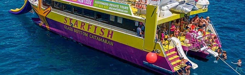 Menschen genießen das Schwimmen bei der Glasbodenkatamarantour in Cala Figuera mit Schnorcheln mit Starfish Glass Bottom Boats Mallorca.