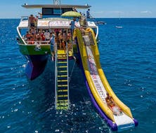 Menschen haben Spaß im Wasser bei der Glasboden-Katamarantour nach Portopetro mit Schnorchelstopp mit Starfish Glass Bottom Boats Mallorca.