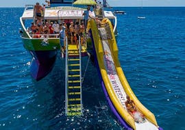 Gente divirtiéndose en el mar durante un viaje en catamarán con fondo de cristal a Portopetro con natación y snorkel con Starfish Glass Bottom Boats.