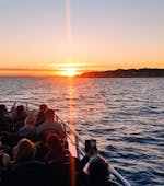 Menschen auf einem Boot von 5emotions Portimão beobachten den Sonnenuntergang bei der Bootstour bei Sonnenuntergang mit Delfin-Beobachtung.