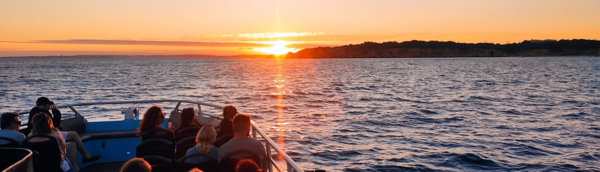 Gente en el barco de 5emotions Portimão viendo la puesta de sol durante el Sunset Boat Trip with Dolphin Watching.Gente en el barco de 5emotions Portimão viendo la puesta de sol durante el Sunset Boat Trip with Dolphin Watching.