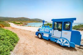 Foto van het blauwe treintje op wielen dat gebruikt werd om rond het eiland Asinara te rijden tijdens de boottransfer van Stintino naar Asinara met rondleiding met Linea del Parco dell'Asinara.