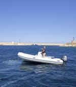 Zicht op de Rib Boot Zee Water 500 die je kunt huren met onze Boot Verhuur in Arbatax (tot 4 personen) met Flamar Vacanze Arbatax.