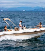 Partecipanti durante una gita in barca privata intorno a Corfù durante un'attività fornita da FunSea Corfù.