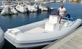 Bild des Bootes, welches Ihr beim Bootsverleih in Arbatax (bis zu 8 Personen) mit Flamar Vacanze Arbatax mieten könnt.