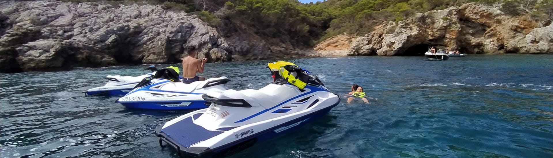 Des personnes profitent de la côte pendant un safari en jet ski à Cala Millor avec SeaSports Mallorca.