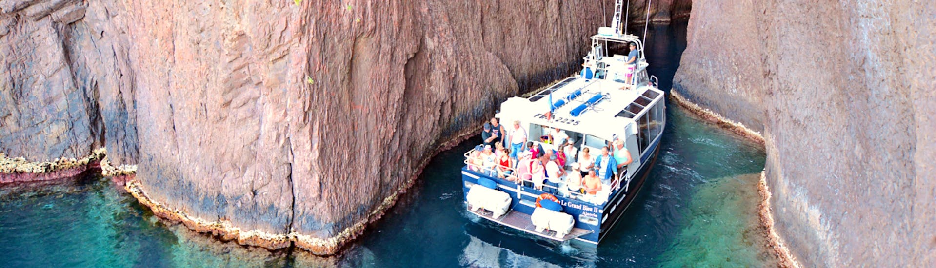 Des personnes font une Balade en bateau vers les calanques de Piana depuis Cargèse avec Croisière Grand Bleu.