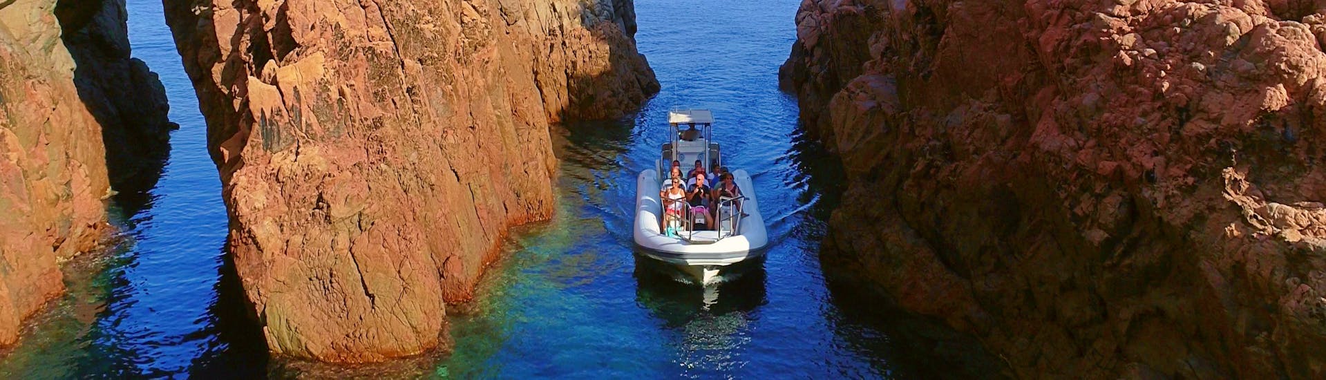 Eine Familie macht eine Semi-Privatbootfahrt zu den Calanques de Piana ab Cargèse mit Croisière Grand Bleu Cargèse.