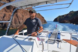 Il capitano sulla barca durante la Gita in barca a Scandola e alle Calanques di Piana da Cargèse con Croisière Grand Bleu Cargèse