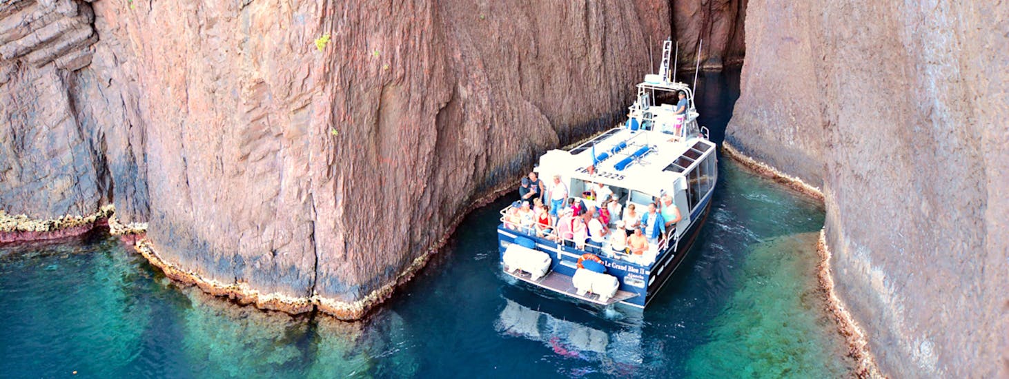 Friends and families doing a Boat Trip to Scandola incl. Calanques of Piana with Croisière Grand Bleu.