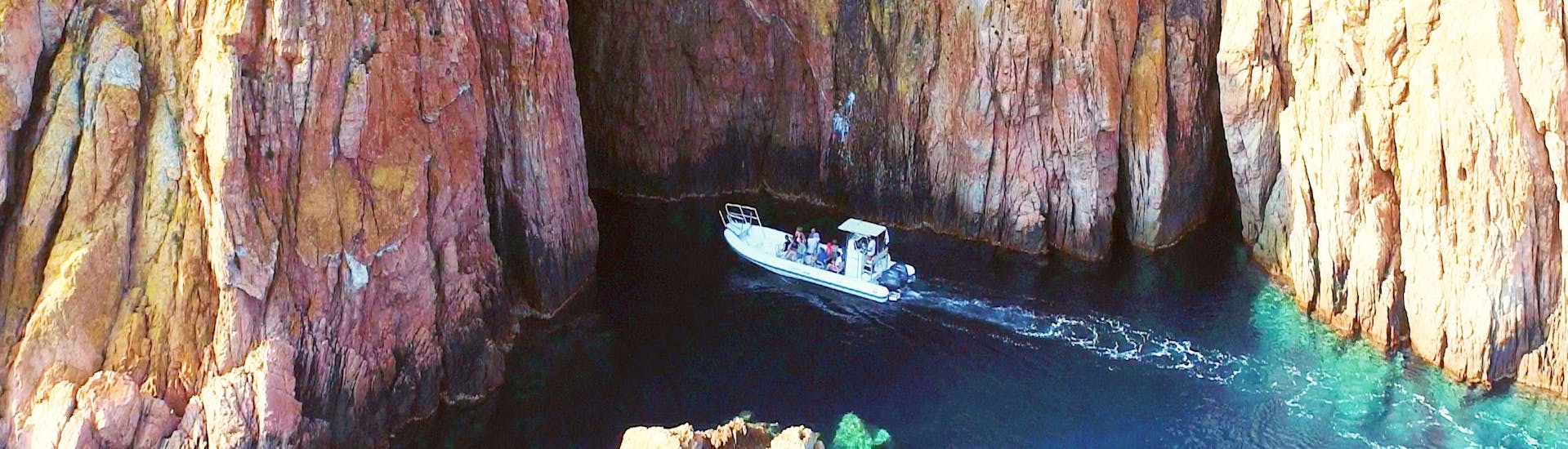 Personen nehmen an einer semi-privaten Bootstour nach Capo Rosso inkl. Scandola Reserve mit Croisière Grand Bleu teil.