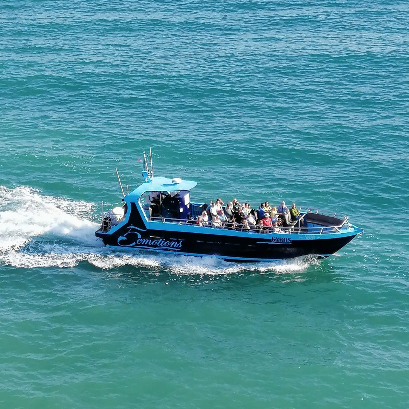Das Boot von 5emotions Portimão auf dem Meer während der Private Bootstour ab Portimão.