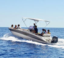 Groupe de personnes sur le bateau semi-rigide pendant la navigation en mer lors de la location du bateau à Arbatax pour 8 personnes maximum avec Velamare Arbatax.