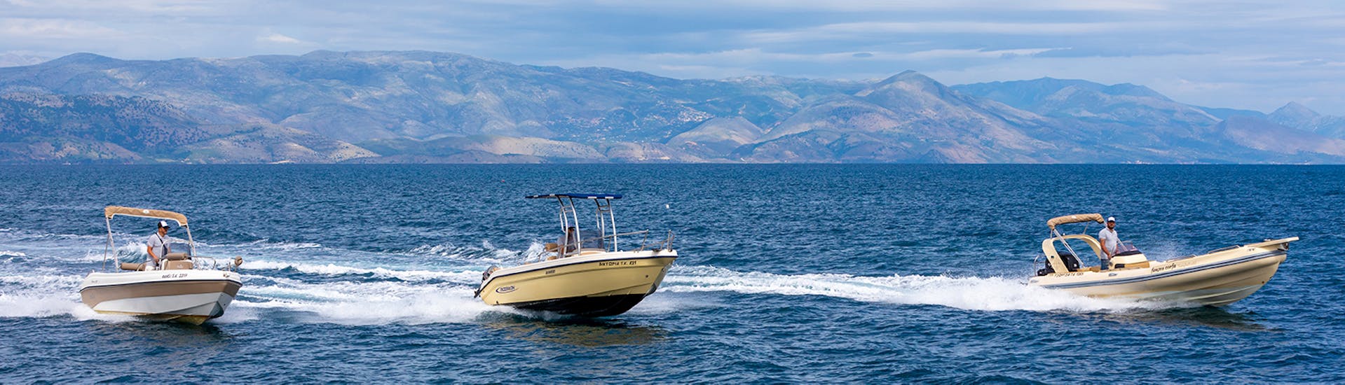 Teilnehmer an einer privaten Bootsfahrt rund um Korfu, umgeben von blauem Wasser, während einer Aktivität, die von FunSea Corfu angeboten wird.