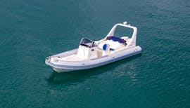 Partecipanti a una gita in barca privata intorno a Corfù circondati da acque blu, durante un'attività fornita da FunSea Corfù.