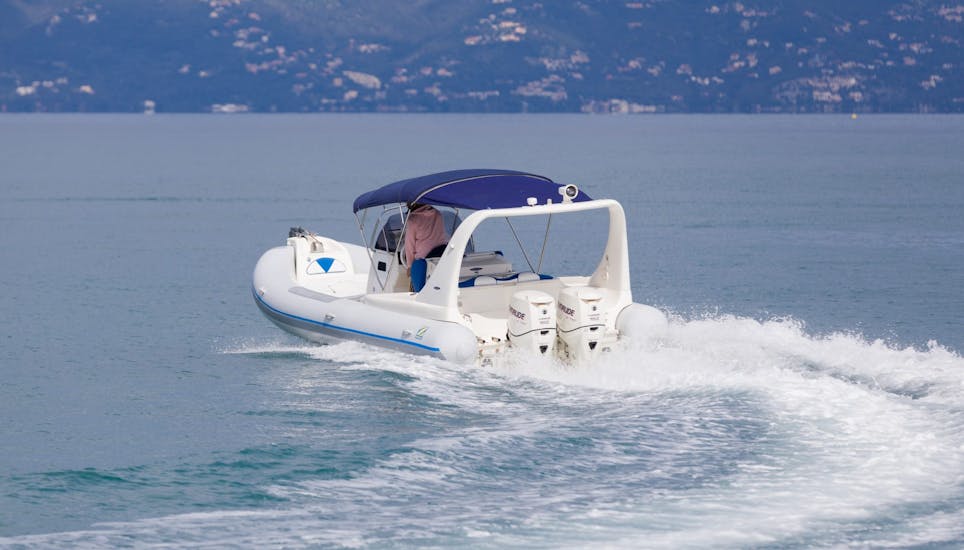 Partecipanti a una gita in barca privata intorno a Corfù durante un'attività fornita da FunSea Corfù.