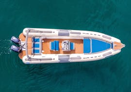 Teilnehmer an einer privaten Bootstour rund um Korfu während einer von FunSea Corfu angebotenen Aktivität.