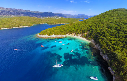 Balade privée en bateau de Corfou à Syvota et au Lagon Bleu avec FunSea Corfu.