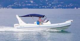 Teilnehmer an einer privaten Bootstour um Syvota und die Blaue Lagune während einer von FunSea Corfu angebotenen Aktivität.