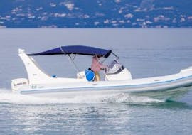 Partecipanti a una gita in barca privata intorno a Syvota e alla Laguna Blu durante un'attività fornita da FunSea Corfù.