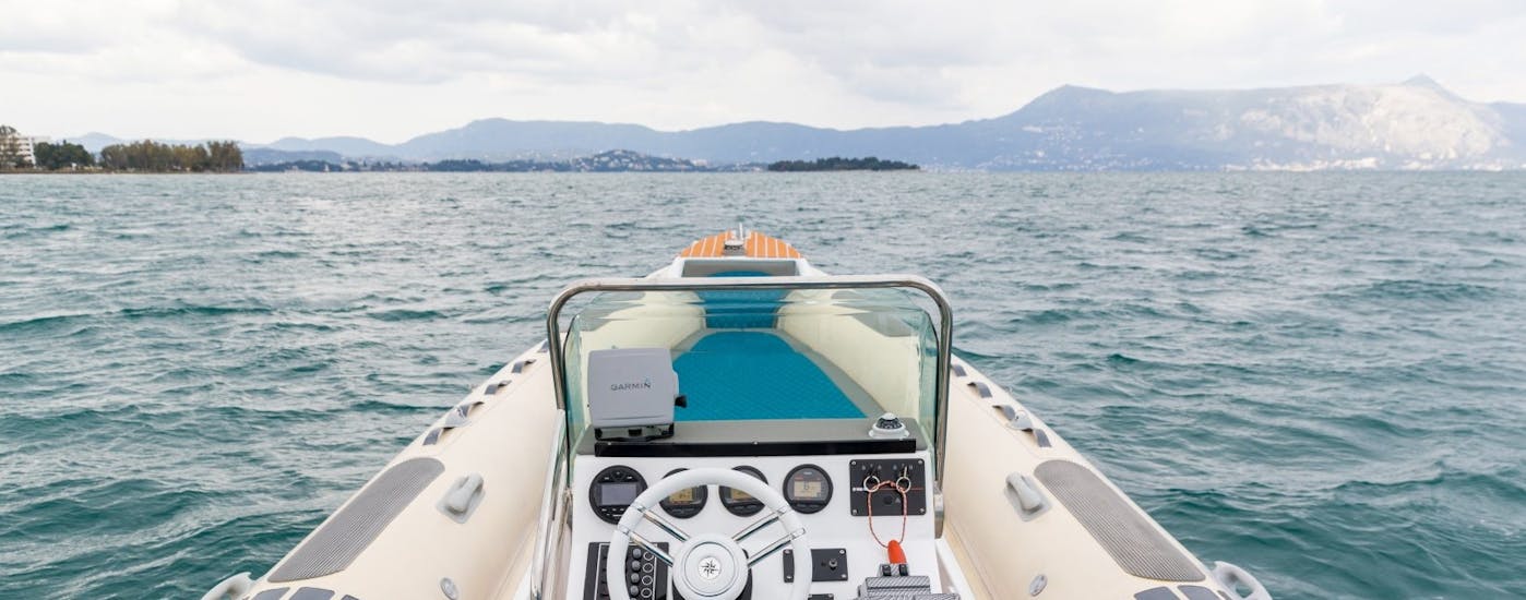 Partecipanti a una gita in barca privata intorno alle isole Diapontia durante un'attività fornita da FunSea Corfù.