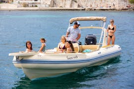 Des participants sur le bateau lors de la Balade privée en bateau de pêche autour des îles Diapontia avec FunSea Corfu.