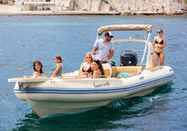 Teilnehmer an einer privaten Bootstour um die Diapontischen Inseln während einer von FunSea Corfu angebotenen Aktivität.