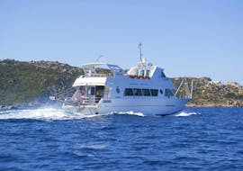 Onze motorboot Seagull zeilend in de Middellandse Zee tijdens een reis naar de La Maddalena archipel met Seagull Escursioni. 