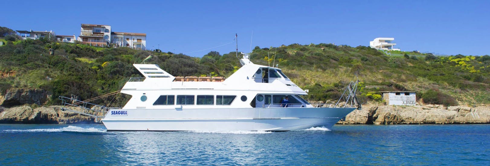 Our beautiful motorboat Seagull during a boat trip to the La Maddalena archipelago with Mistral & Estasi's Escursioni. 