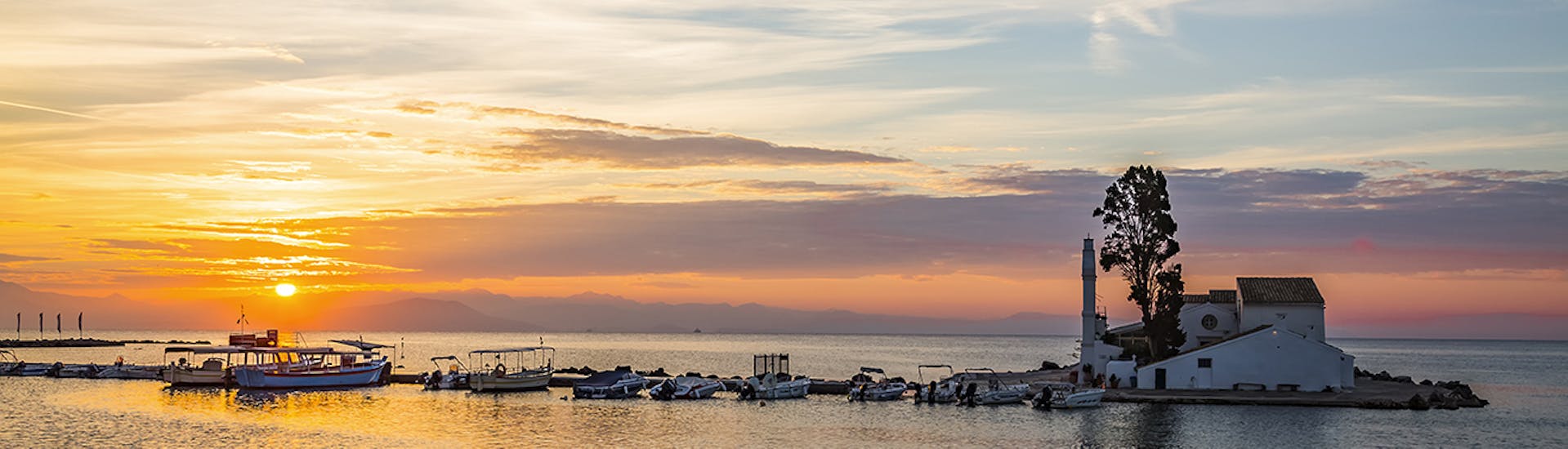 Le coucher de soleil lors de la Balade en bateau au coucher du soleil de Corfou à Pontikonisi avec FunSea Corfu.