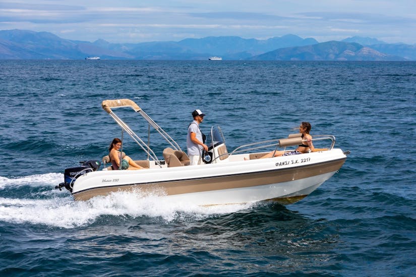 Partecipanti a una gita in barca a noleggio intorno a Corfù durante un'attività fornita da FunSea Corfù.