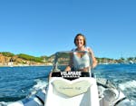 Eine Frau steuert das Boot des RIB-Bootsverleihs in Arbatax (bis zu 10 Personen) mit Führerschein mit Velamare Arbatax.