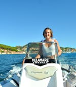 Eine Frau steuert das Boot des RIB-Bootsverleihs in Arbatax (bis zu 10 Personen) mit Führerschein mit Velamare Arbatax.