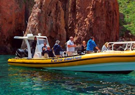 Menschen, die mit Corse Émotion einen Bootsausflug zu den Calanques von Piana und Capo Rosso machen.