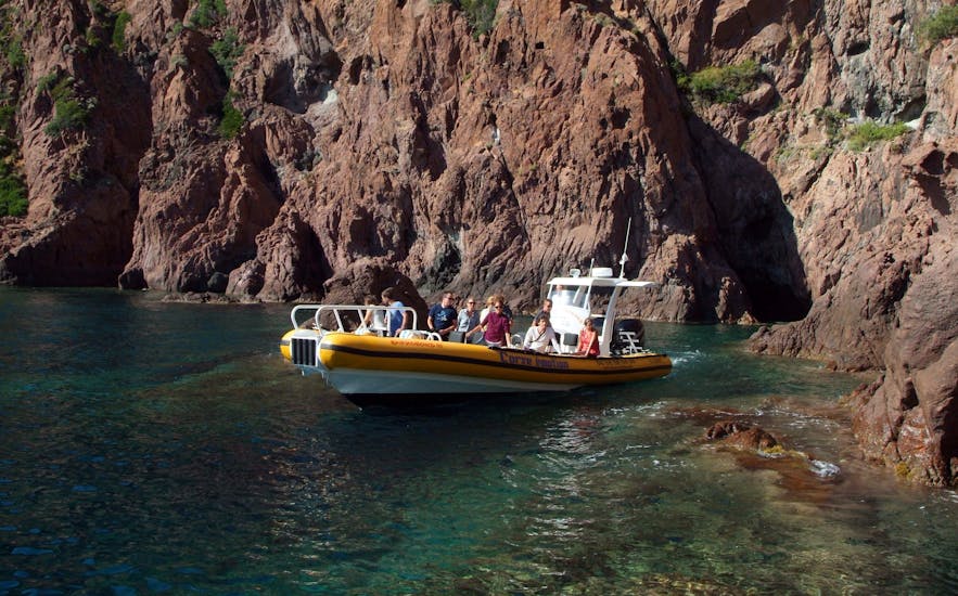 Das Boot in der Nähe von Felsformationen während der Bootsfahrt zu den Calanques von Piana & Capo Rosso ab Porto mit Corse Émotion.