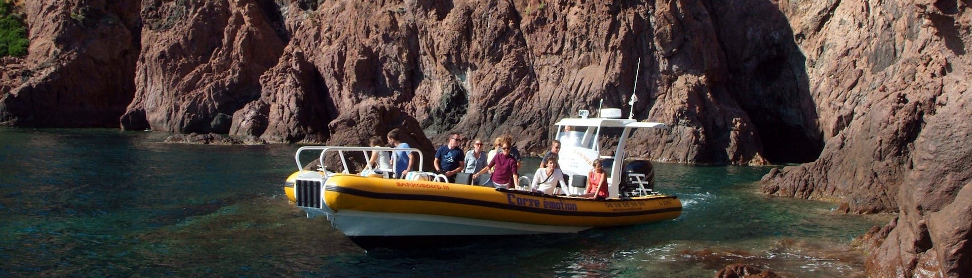 La barca vicino alle formazioni rocciose durante la gita in barca alle Calanques di Piana e Capo Rosso da Porto con Corse Émotion.