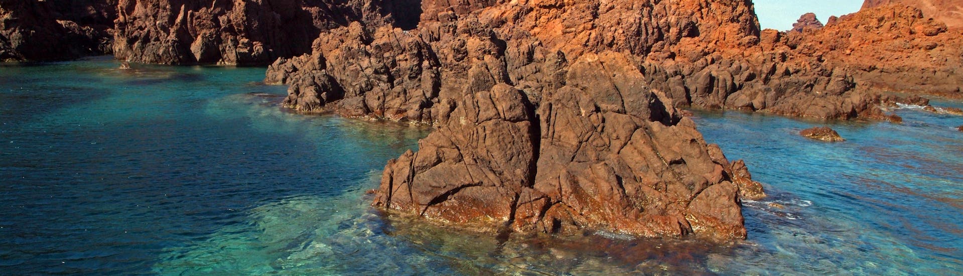 Formazioni rocciose che esploriamo durante la gita in barca da Porto alla Riserva della Scandola e alle Calanques de Piana con Corse Émotion.