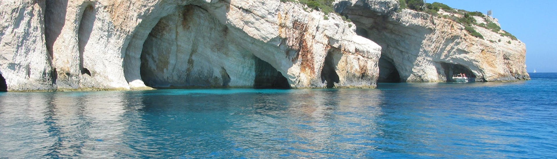 Blick auf die blauen Grotten in Zakynthos während einer Bootstour von Agios Nikolaos zu den Blauen Grotten mit Theodosis Cruises Zakynthos.
