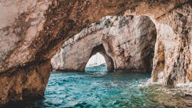 Blick ins Innere der blauen Grotten während der Bootstour von Agios Nikolaos zu den Blauen Grotten Theodosis, organisiert von Theodosis Cruises Zakynthos.