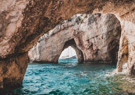 Vista sulle grotte blu a Zante durante un giro in barca da Agios Nikolaos alle grotte blu offerto daTheodosis Cruises Zante.
