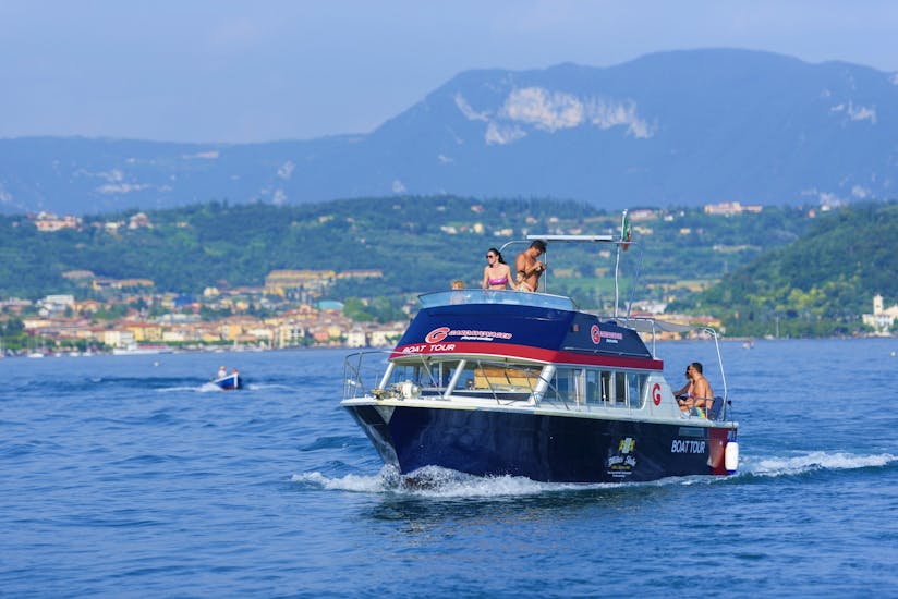 Foto von einem unserer Boote während einer Bootsfahrt von Peschiera del Garda nach Sirmione am Morgen mit GardaVoyager. Foto von einem unserer Boote während einer Bootsfahrt von Peschiera del Garda nach Sirmione am Morgen mit GardaVoyager.