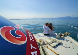 Two tourists enjoying a boat trip from Peschiera del Garda to Sirmione with GardaVoyager.