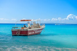 Foto di una barca utilizzata per un giro in barca alle Grotte Blu e la spiaggia del relitto a Zante con Theodosis Cruises Zante.
